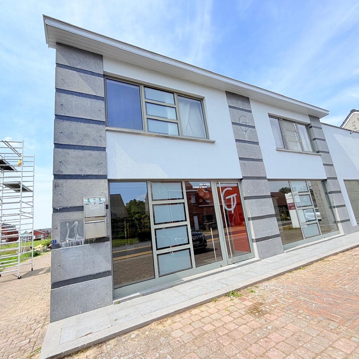 gevelmetamorfose Balen, gevel schilderen, bedrijfspand schilderen